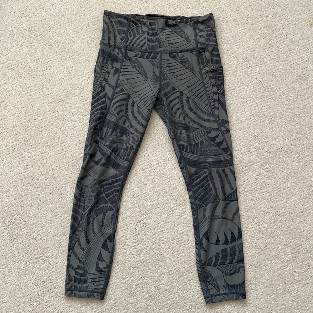 EUC Athleta 7/8 length patterned leggings
